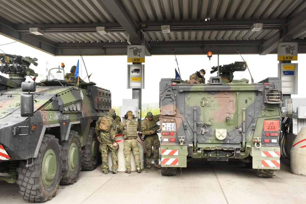 Betankung von Boxern des Jägerbataillons 1. 