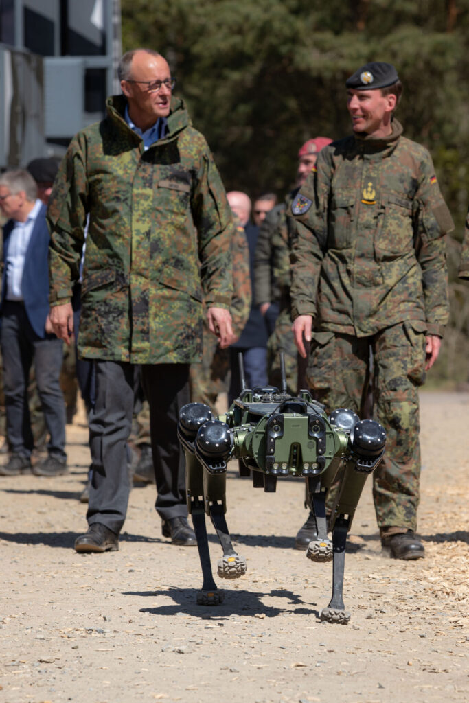 Der Inspekteur des Heeres, Generalleutnant Dr. Christian Freuding, im Gespräch mit dem Bundeskanzler Friedrich Merz. 