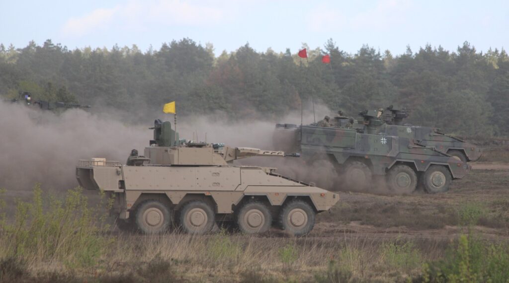 Klassische und künstliche Kampfkraft auf dem gläsernen Gefechtsfeld 5 Radschützenpanzer Schakal, Schwerer Waffenträger Infanterie und GTK Boxer stoßen vor.