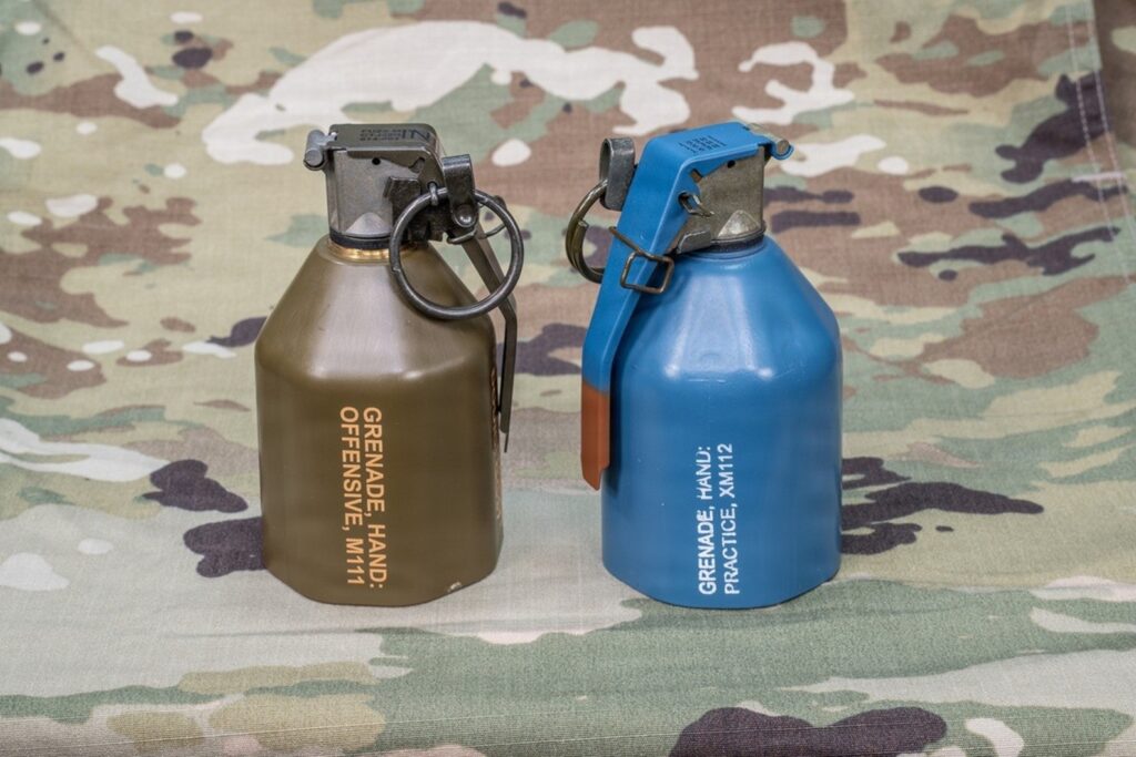 Die neue Handgranate M111 (links) sowie ihre Übungsversion M112.