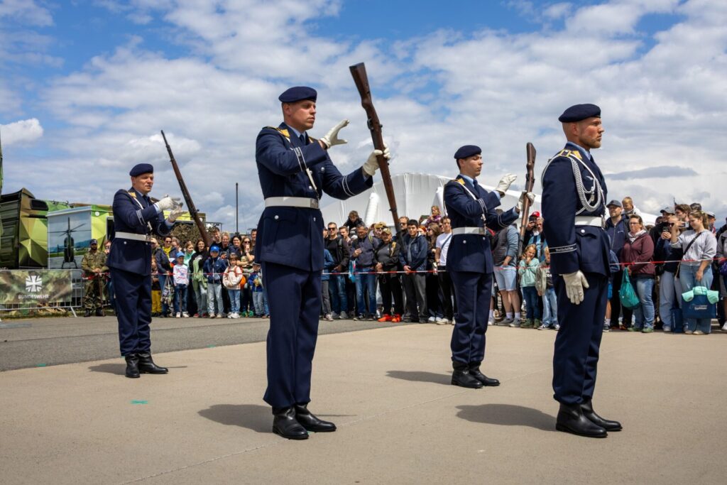 Das Drill Team des Wachbataillons bei seiner Vorführung.
