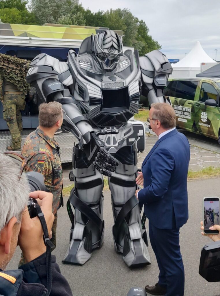 Bundesverteidigungsminister Boris Pistorius am Stand der Karriereberatung der Bundeswehr auf der ILA Berlin 2026. 