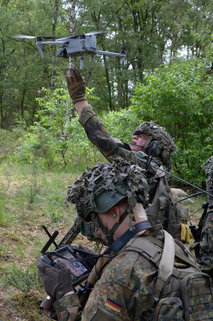 Panzergrenadierbrigade 37 erhöht Einsatzbereitschaft 5 Das moderne Gefechtsfeld ist gläsern, anspruchsvoll und wandelt sich rasch. Drohnen sind daher aus Ausbildung, Übung und Einsatz nicht mehr wegzudenken.