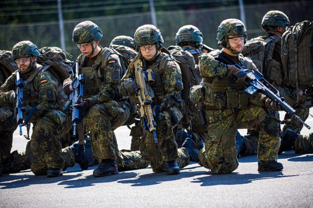 Verteidigungsminister Boris Pistorius beginnt Sommerreise 5 Vorführung beim Ausbildungs- und Übungszentrum Luftbewegliche Operationen der Bundeswehr.