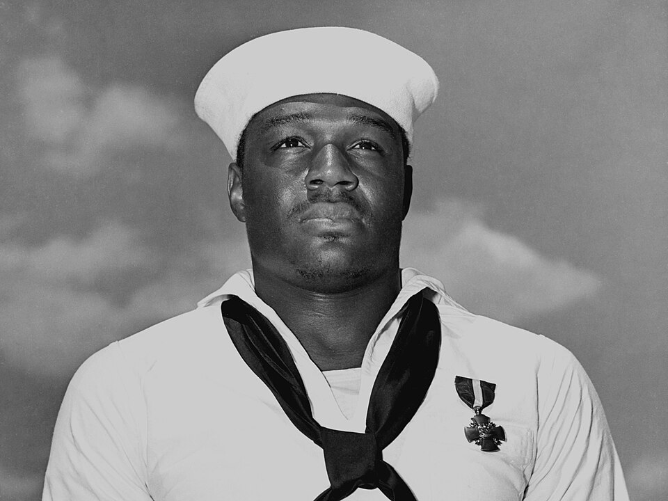 Der Flugzeugträger CVN-81, der nach dem Marinesteward Doris "Dorie" Miller - hier mit dem Navy Cross, das ihm für seine Handlungen während des japanischen Angriffs auf Pearl Harbor 1941 verliehen wurde - benannt werden soll, ist Gegenstand politischer Einflussnahme durch US-Präsident Donald Trump.