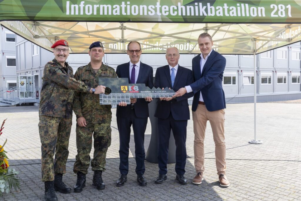 Gerolstein: Erste Unterkünfte für Neuen Wehrdienst übergeben 4 The managing director of KB Container GmbH, Georg Bayer (1st from right), hands over the SIPGO buildings to the Deputy Commander of Information Technology Battalion 281, Lieutenant Colonel Benedikt Pollok (2nd from left). In the image from left to right: the President of the Federal Office for Personnel Management of the Bundeswehr (BAPersBw), Lieutenant General Robert Sieger, the Head of the Upswing Division in the Federal Ministry of Defense, Ministerial Director Dr. Alexander Götz, and the President of the Federal Office for Infrastructure, Environmental Protection and Services of the Bundeswehr (BAIUDBw), Professor Dr. Roland Börger.