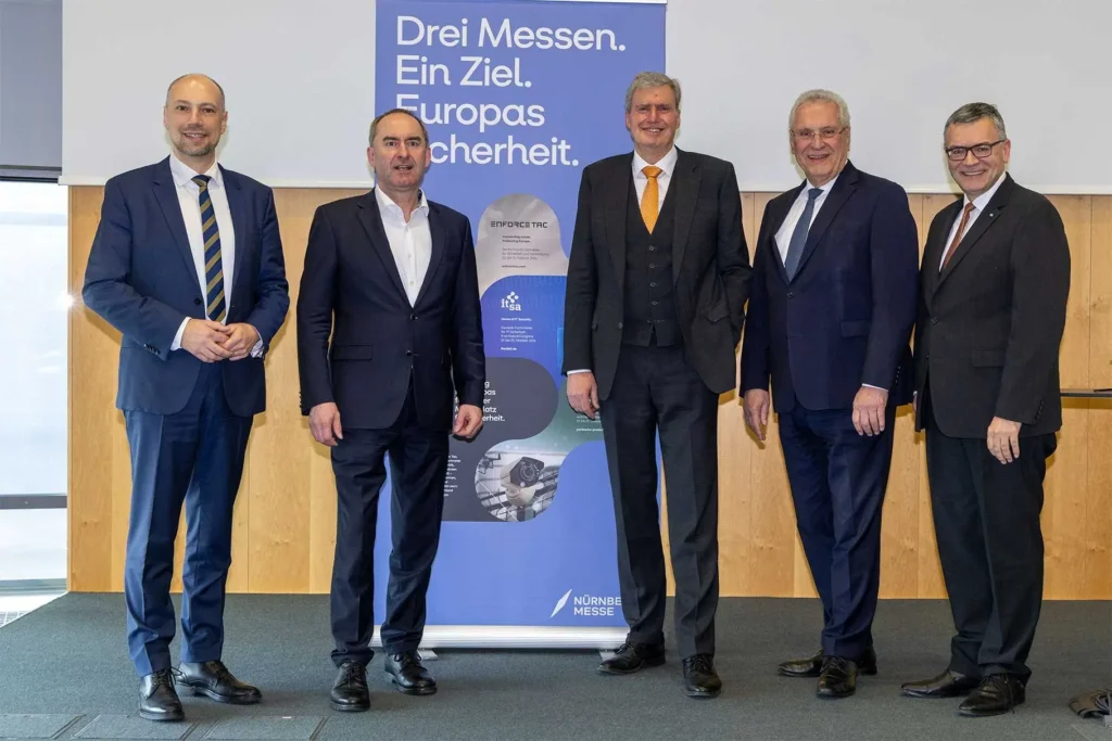 Politischer Austausch zur künftigen Entwicklung der Enforce Tac und des Sicherheitsclusters der NürnbergMesse: Andreas Krieglstein, Hubert Aiwanger, Peter Ottmann, Joachim Herrmann und Florian Herrmann (v. l.).