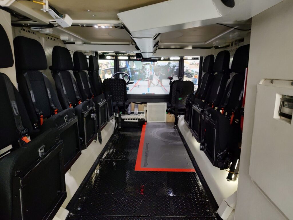 Bronco und Terrex auf MSPO: ST Engineering zielt auf Europa 4 Der Innenraum des Terrex s5 HED mit Platz für zwölf Mann und Panorama-Bildschirmcockpit.