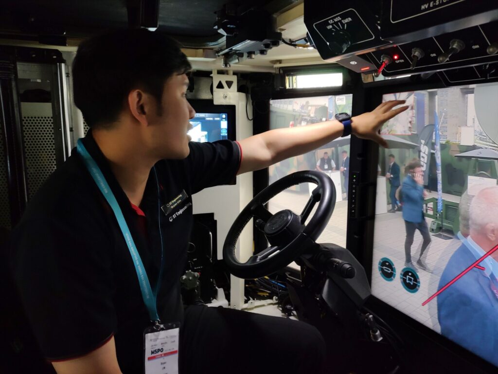 Bronco und Terrex auf MSPO: ST Engineering zielt auf Europa 5 Der Fahrerplatz des Terrex s5 HED ist momentan noch mit einem konventionellen Steuerrad ausgestattet, die Architektur des Fahrzeugs ist ansonsten weitgehend digital mit Drive-by-Wire-System.