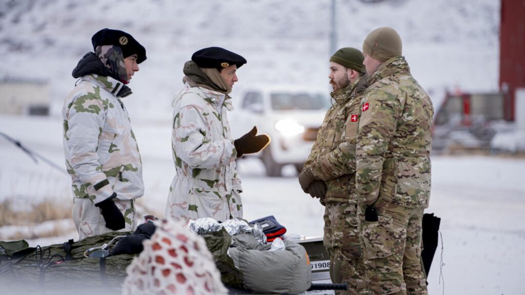 Französische Gebirgsjäger und dänische Soldaten bei der Erkundungsmission für die NATO-Operation Arctic Endurance zur Sicherung der Arktis.