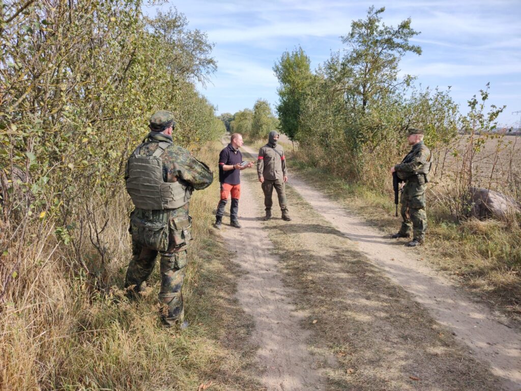 Konfrontation mit verdächtigen Drohnenpiloten auf einem Feldweg nahe des Sicherungsobjekts. 