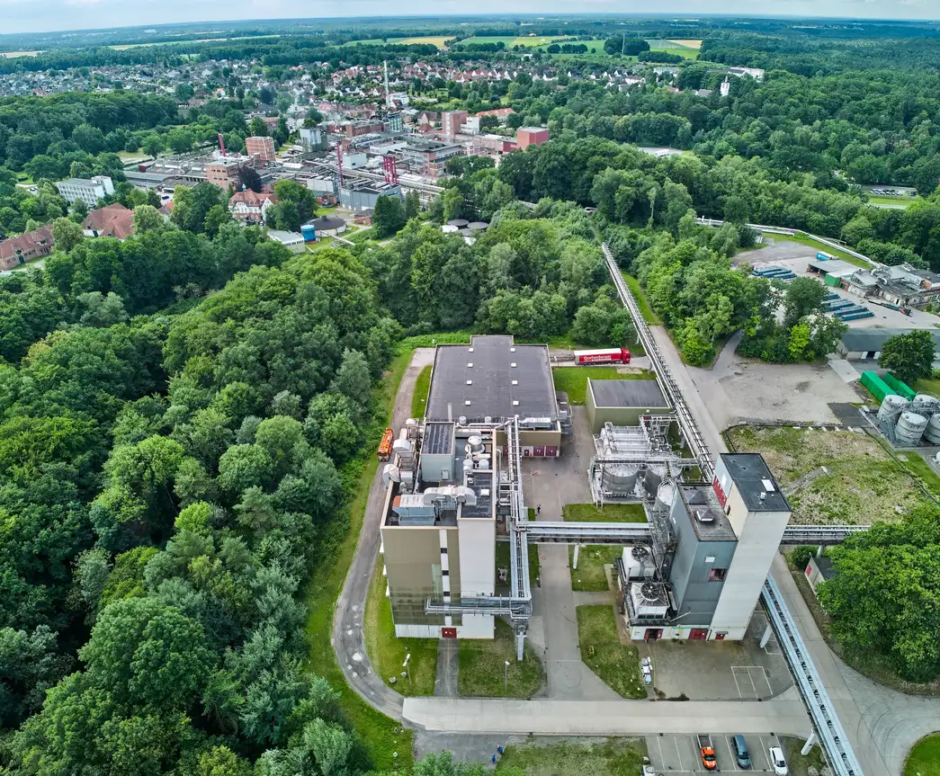 EU stärkt Basis für Flugkörper und Munition – doch erst ab 2027 4 Walsroder Nitrocellulose blickt auf 200 Jahre Produktionsgeschichte zurück, wird dort seit 1879 hergestellt und heute für Verpackungsdruckfarben und Lacke verwendet. Das seit Mai 2025 zu CSG gehörende Unternehmen MSM Walsrode erweitert seine Produktion um Nitrocellulose für die Munitionsherstellung. (Foto: MSM Walsrode)